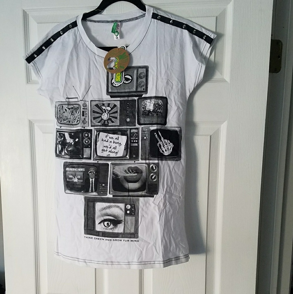 NWT Seedless Brand Graphic T Shirt